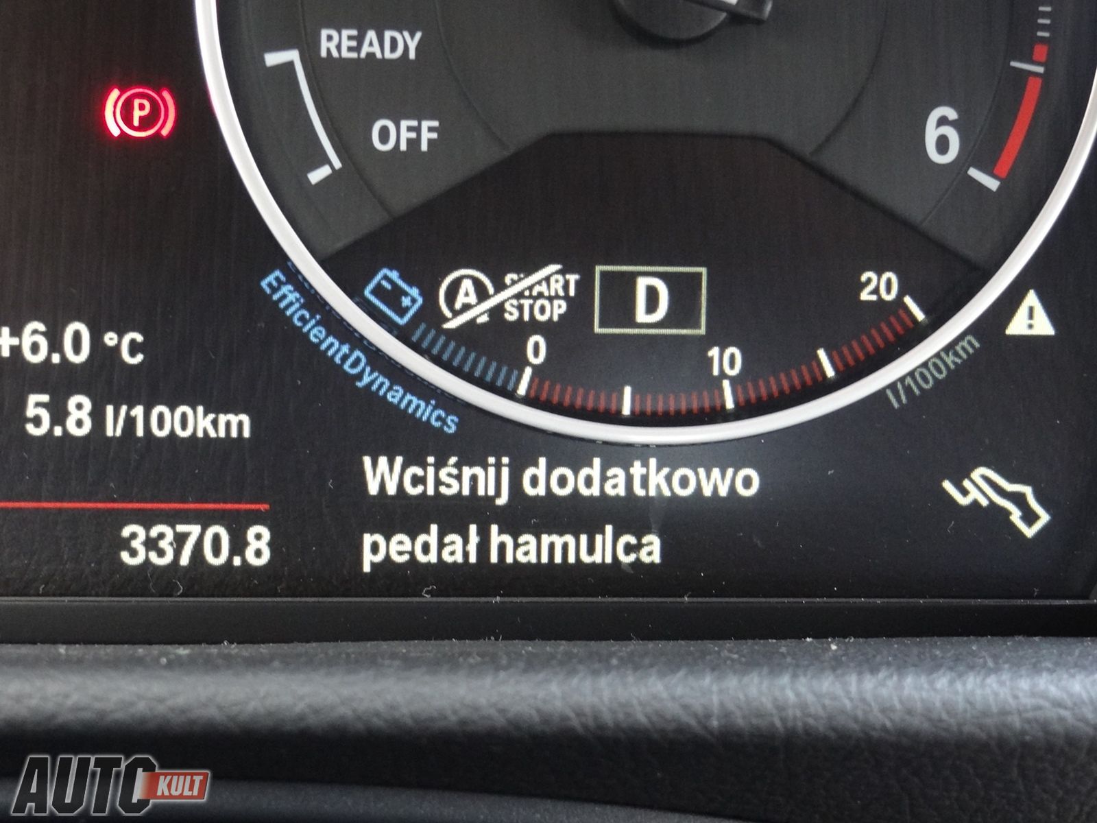Czasami by zwolnić hamulec postojowy trzeba nacisnąć pedał hamulca - cała różnica w technice jazdy