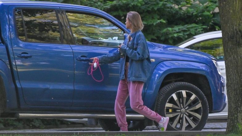 Antek Królikowski i Joanna Opozda pakują się do domu po weselu w pałacu