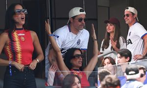 Brad Pitt i jego o 29 LAT MŁODSZA ukochana dokazują na mundialu z Penelope Cruz i Javierem Bardemem (ZDJĘCIA)