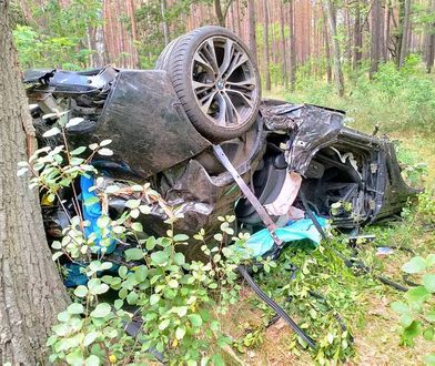 Śmiertelny wypadek pod Krosnem Odrzańskim. Kierowca BMW uciekając policji uderzył w drzewo. Nie żyje