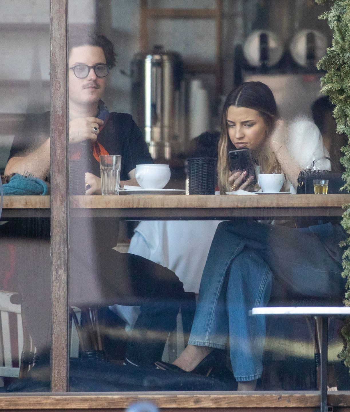 Julia Wieniawa ziewa na spotkaniu 