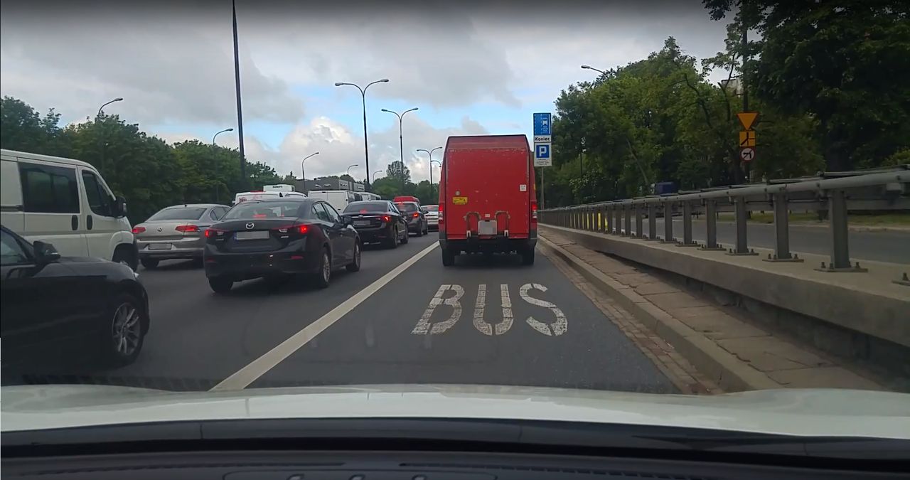 Dostawczy mercedes skutecznie blokował dynamiczną jazdę buspasem.