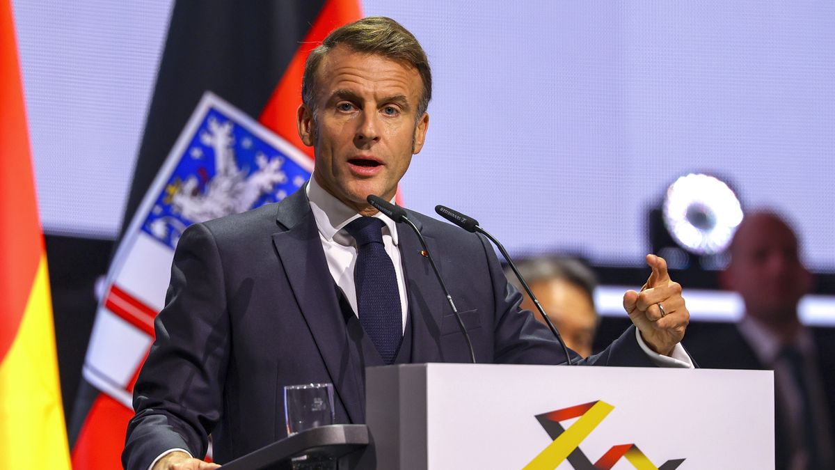 French President Emmanuel Macron delivers a speech during celebrations for the Day of German Unity in Saarbruecken, Germany, 03 October 2025. German Unity Day is marked annually on 03 October to commemorate the reunification of East and West Germany in 1990. EPA/CHRISTOPHER NEUNDORF / POOL Dostawca: PAP/EPA.