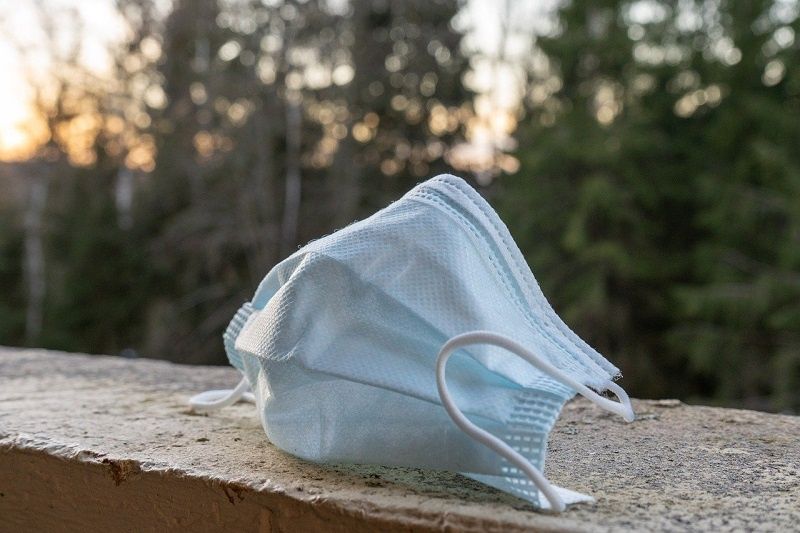 Zakaz używania przyłbic, kominów i szalików. Nowe przepisy od soboty