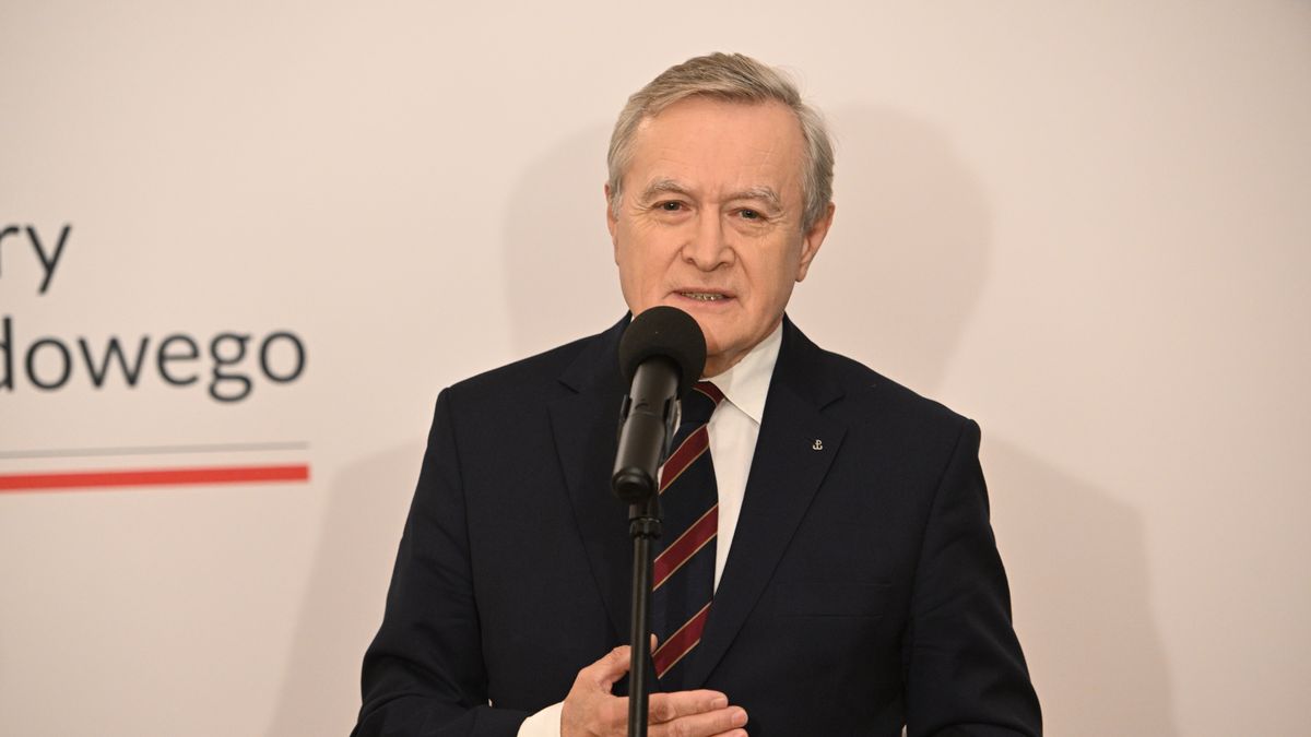 Warszawa, 14.11.2023. Minister kultury i dziedzictwa narodowego Piotr Gliński podczas uroczystości podpisania umowy o współprowadzeniu Teatru Lalki i Aktora w Łomży przez MKiDN i Miasto Łomżę, 14 bm. w siedzibie Ministerstwa Kultury i Dziedzictwa Narodowego w Warszawie. (jm) PAP/Radek Pietruszka