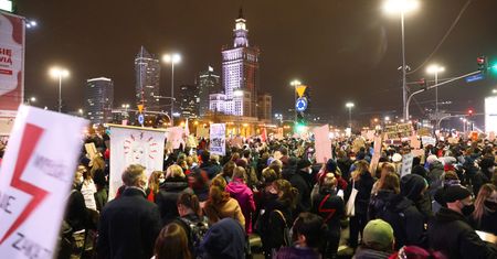 Strajk kobiet. Tłumy w Warszawie. Podsumowanie piątkowych wydarzeń