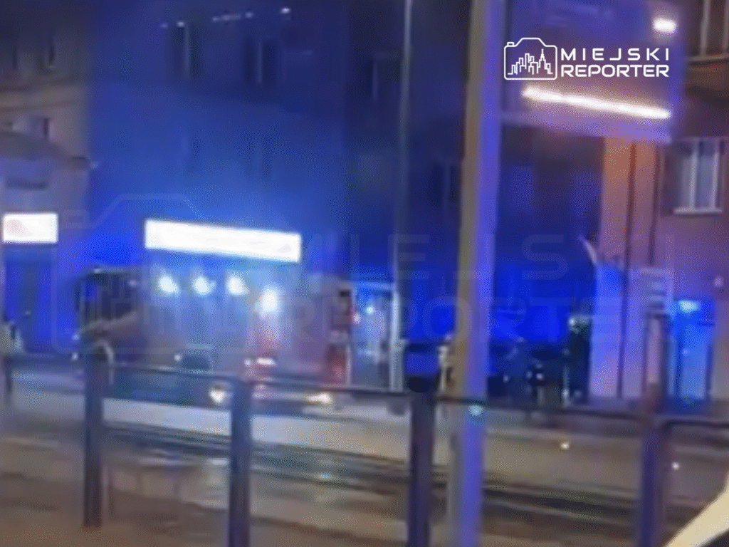 Warszawa: Nocny pościg w centrum. Kierowca porzucił auto i ukrył się na dachach