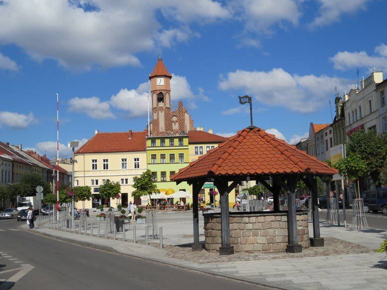 Brodnica to stolica pojezierza brodnickiego. Piękne parki, jeziora, pozostałości zamku, starówka z trójkątnym rynkiem, Pałac Anny Wazówny – to tylko część atrakcji. W Brodnicy popularne jest m.in. Niskie Brodno, ze spektakularnymi pomostami łączącymi dwa brzegi jeziora oraz wodnym placem zabaw, a także parki w centrum miasta, z dużym placem zabaw i minitężnią.