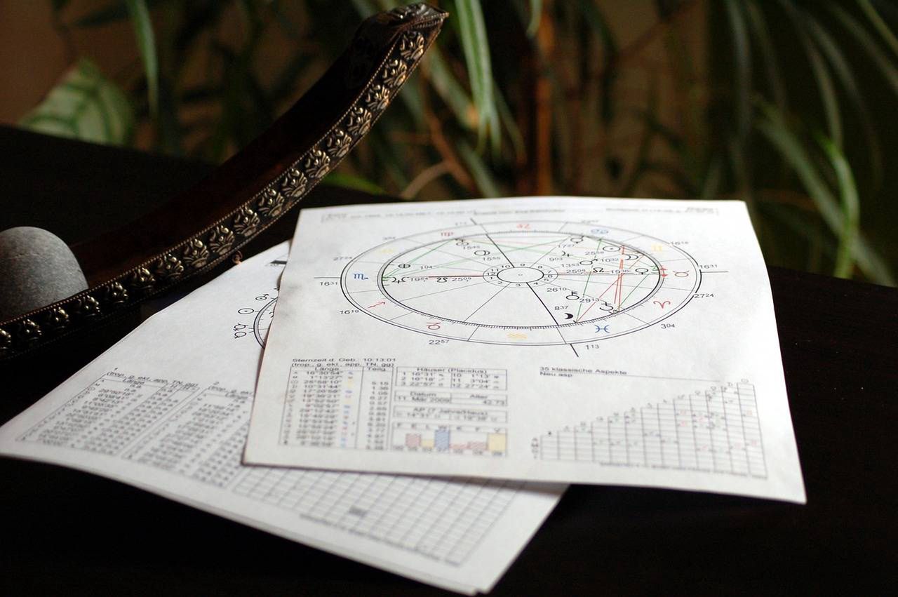 Horoskop miesięczny dla Bliźniąt na maj 2025. Zobacz, co gwiazdy przygotowały dla Twojego znaku zodiaku