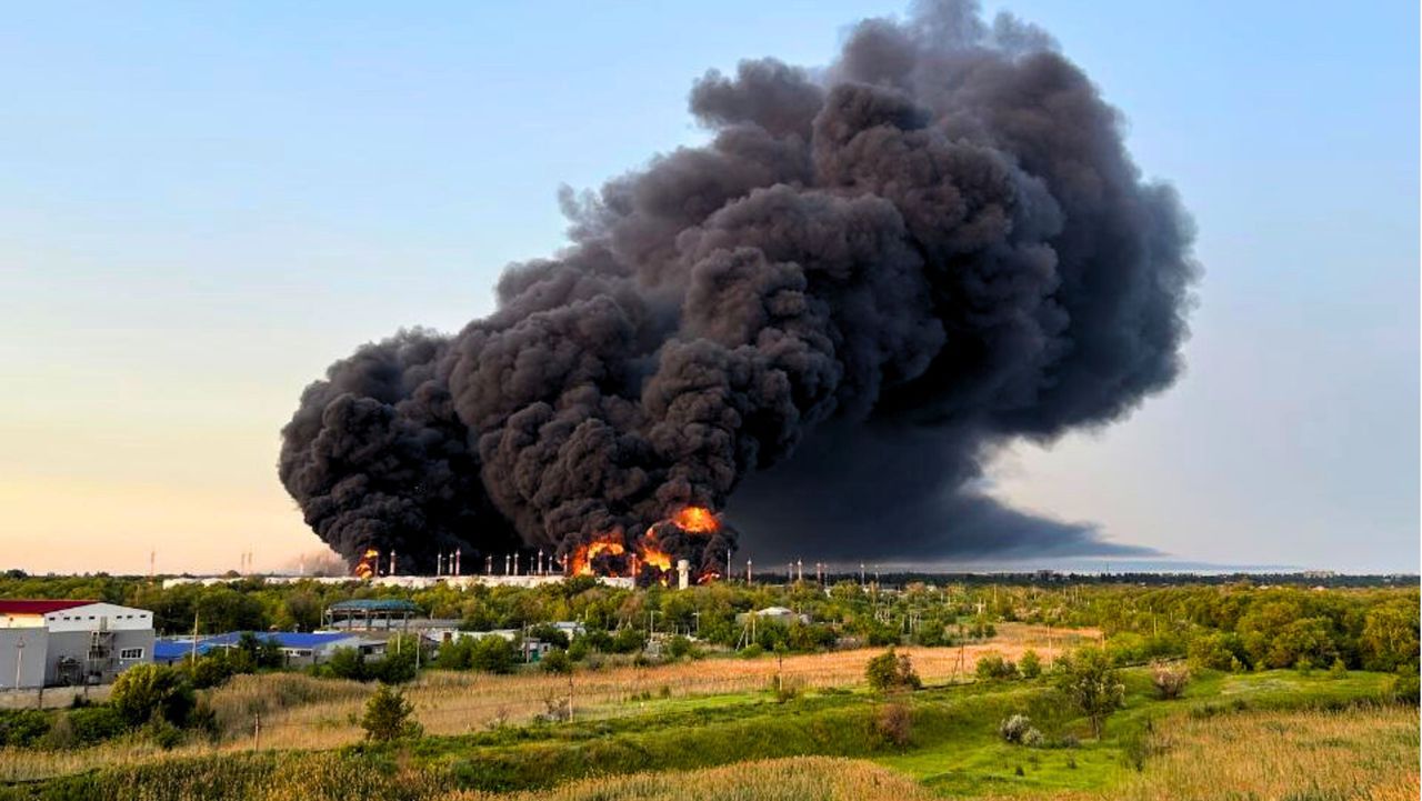 Ukrainische Drohnenangriffe: Großbrand auf Militärflughafen Engels