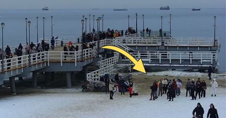 Niedziela, 11:36. Kamera pokazała plażę w Gdańsku. Co tam się dzieje