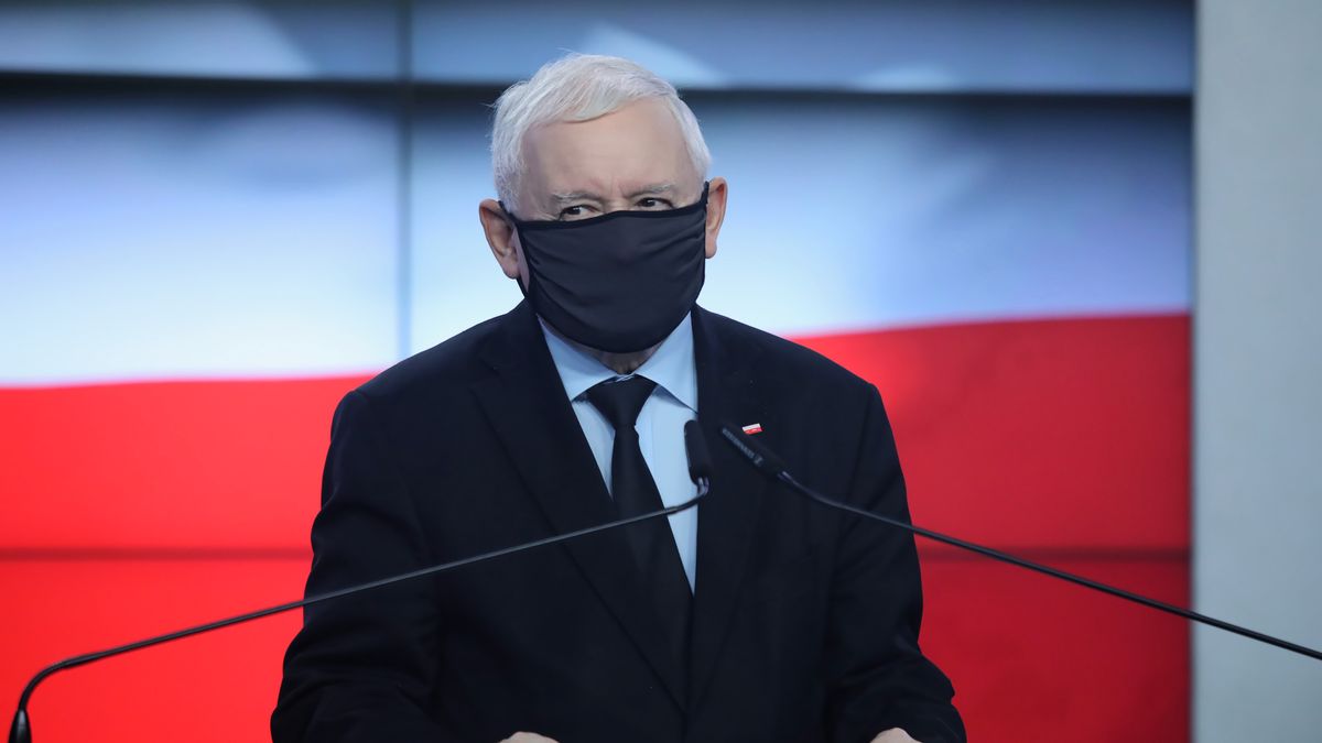 Warszawa, 29.10.2021. Wicepremier, prezes PiS Jarosław Kaczyński podczas oświadczenia dla mediów w siedzibie Prawa i Sprawiedliwości w Warszawie, 29 bm. Prawo i Sprawiedliwość zawarło umowę o współpracy z Partią Republikańską. (kf) PAP/Wojciech Olkuśnik