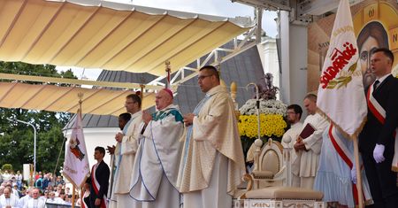 "Zamach na uczniów". Ostre słowa biskupa na Jasnej Górze