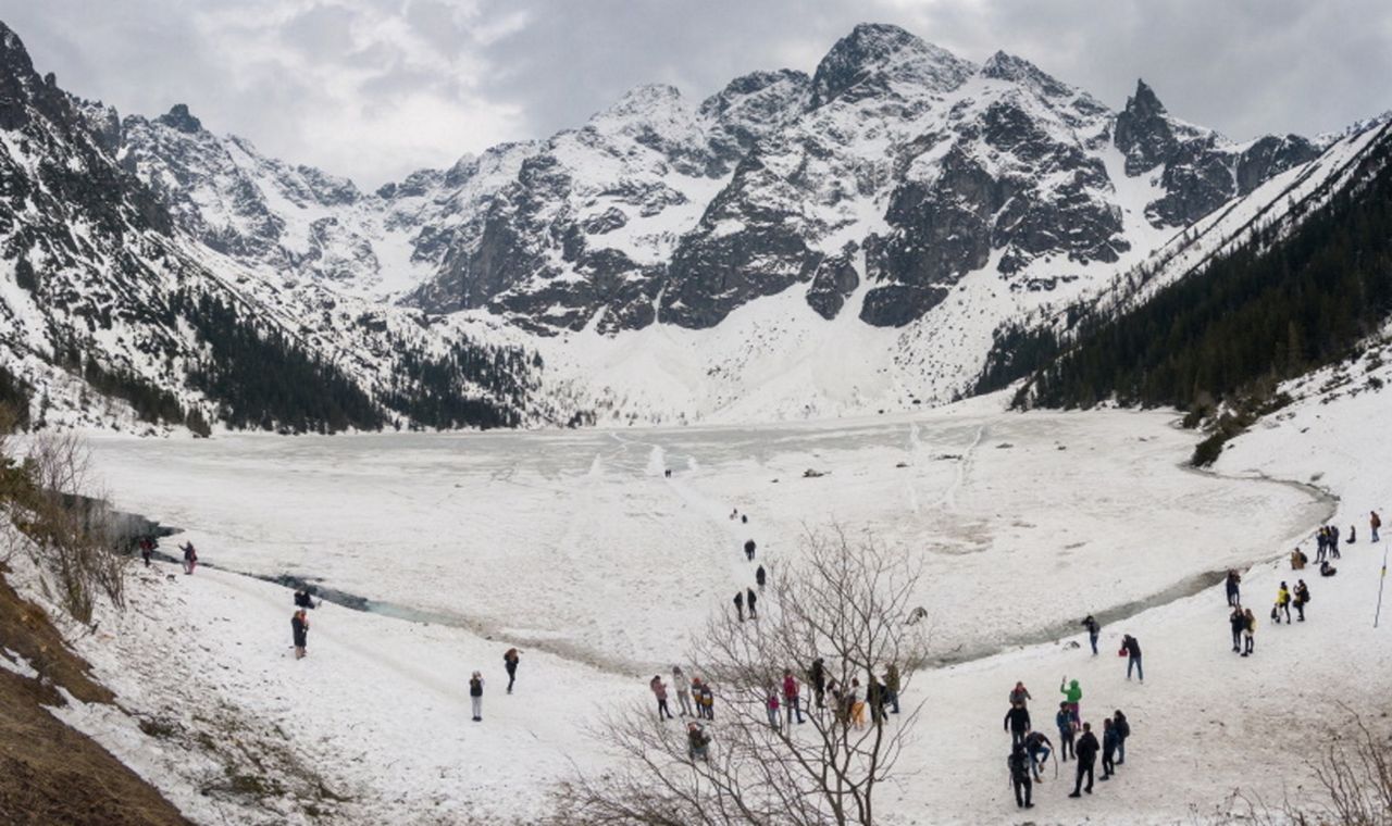 Tatry: Nad Morskim Okiem znów zgasło słońce. 30 turystów alarmowało TOPR, bo chcieli wracać, a wozów konnych już nie było...