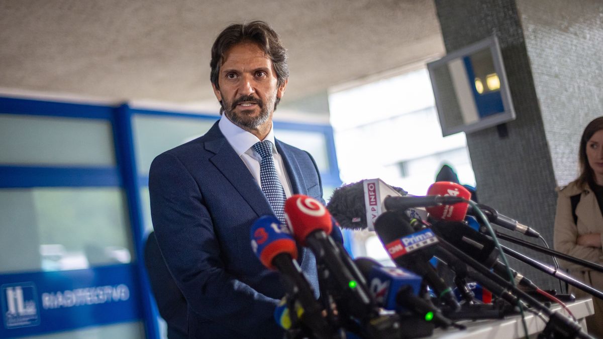 Slovak Defence Minister and Deputy Prime Minister Robert Kalinak addresses the media outside the F. D. Roosevelt University Hospital, where Slovak Prime Minister Robert Fico is being treated after being shot two days earlier, in Banska Bystrica, Slovakia, 17 May 2024. The Slovak government office on 15 May confirmed there had been an assassination attempt on Prime Minister Robert Fico following a meeting in the town of Handlova. According to the director of the hospital Miriam Lapunikova, Fico is conscious and stable at the time, but he is still placed in the Anesthesiology and Resuscitation unit. She said that his condition is 'truly very serious'. EPA/MARTIN DIVISEK Dostawca: PAP/EPA.