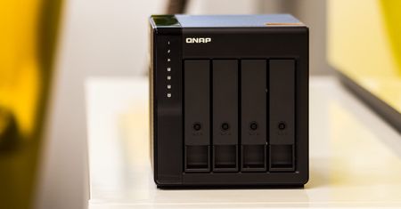 QNAP TL-D400S to rozwiązanie na kończące się miejsce w NAS - test współpracy z QTS 4.4.2 oraz PC