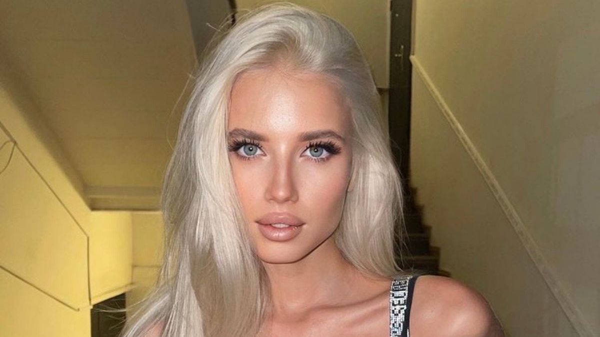 Jej dekolt przyciąga uwagę innych 