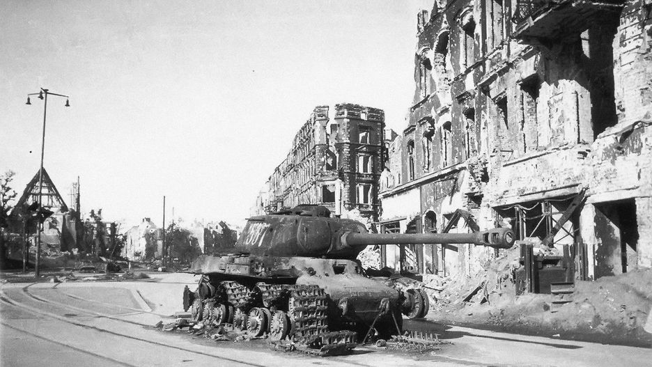 Wrocław. Ulica Legnicka i plac Strzegomski. Przed wojną kwitło tu życie, teraz widać tylko ruiny kościoła św. Pawła. To ta świątynia, którą SS-mani wysadzili 16 marca w powietrze, bo zasłaniała pole ostrzału