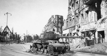 Wrocław. Festung Breslau,15 marca. Ksiądz Peikert idzie do Polaków
