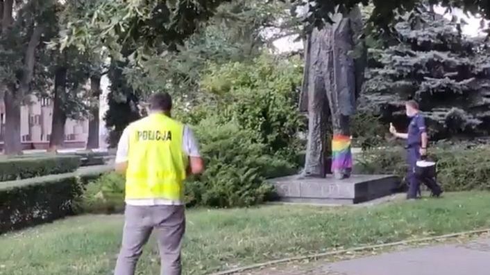 Warszawa. Pomnik Prusa na tęczowo. Dziewięciu policjantów badało sprawę