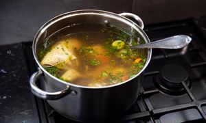 Bulion kolagenowy. Jak naprawdę działa na organizm?