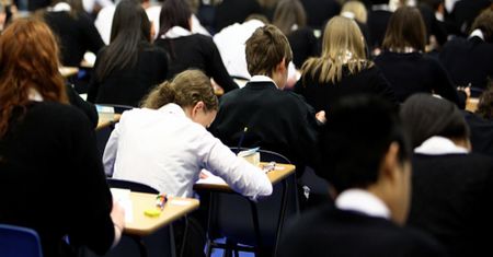 Uczennica powiedziała, że kocha koleżankę. Została wyrzucona ze szkoły