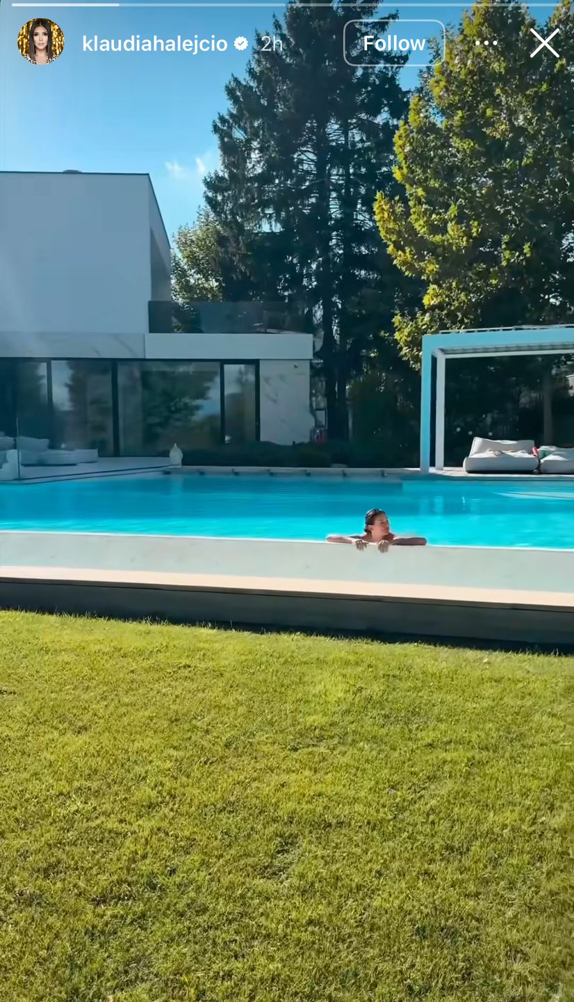 Klaudia Halejcio pluska się w basenie