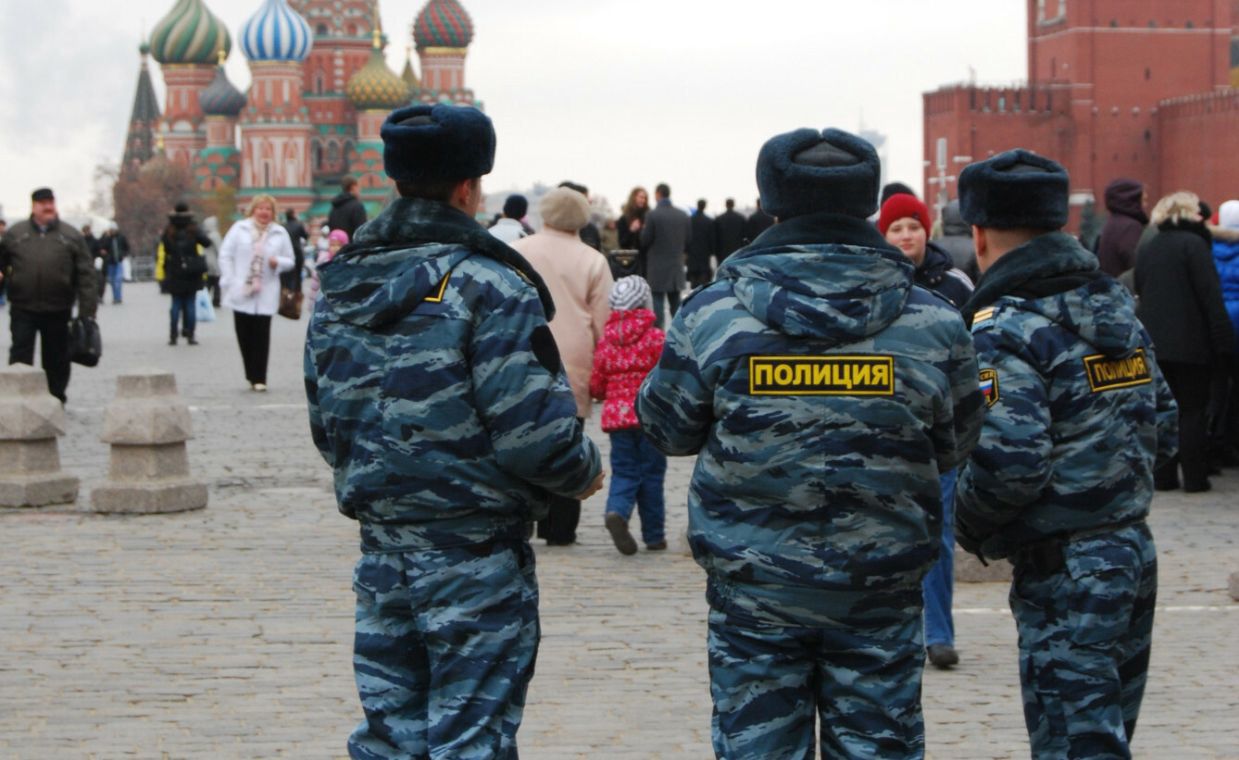 "Niebiesko-żółte włosy to dyskredytacja armii". Tak uważa policja w Moskwie