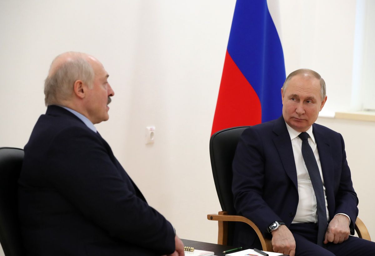 Russian President Vladimir Putin (R) and Belarusian President Alexander Lukashenko (L) attend a meeting in the engineering building of the technical complex of the Soyuz-2 space rocket complex at the Vostochny cosmodrome outside the city of Tsiolkovsky, some 180 km north of Blagoveschensk, in the far eastern Amur region, Russia, 12 April 2022. Belarusian President is on a working visit to Russia. EPA/MIKHAIL KLIMENTYEV / KREMLIN POOL / SPUTNIK MANDATORY CREDIT Dostawca: PAP/EPA.