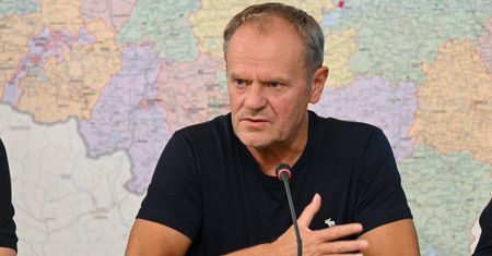 Tusk tłumaczy się ze słów tuż sprzed powodzi