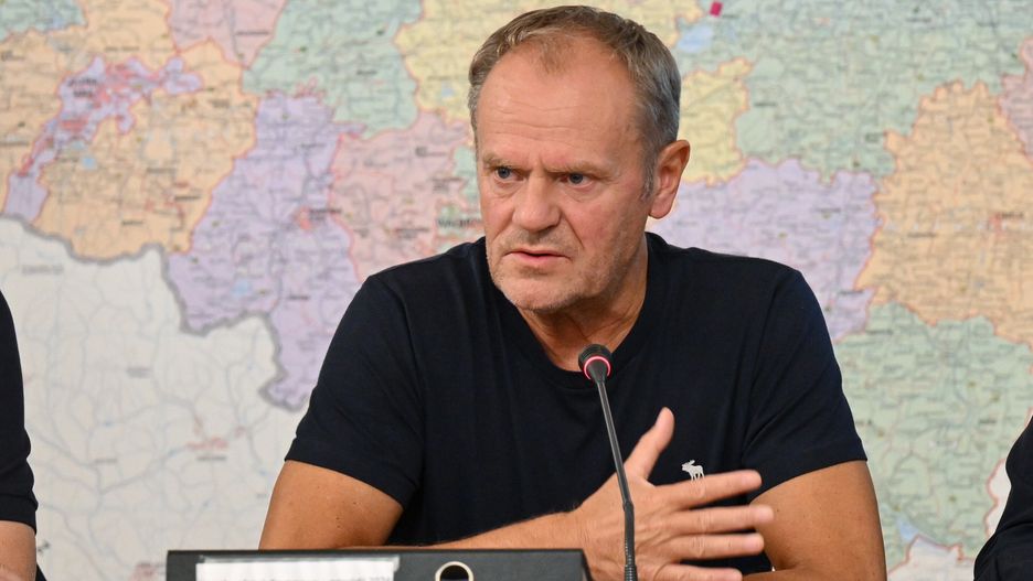 Wrocław, 18.09.2024. Premier Donald Tusk podczas narady ogólnopolskiego sztabu kryzysowego we Wrocławiu, 18 bm. Południowa i zachodnia Polska zmaga się z powodziami, wezbranymi rzekami i ich skutkami. Najtrudniejsza sytuacja jest w Oławie (woj. dolnośląskie). Przez miasto przechodzi fala powodziowa. Działania służb, m.in. straży pożarnej i wojsk obrony terytorialnej, skupiają się na zabezpieczaniu wałów przeciwpowodziowych. (ad) PAP/Maciej Kulczyński