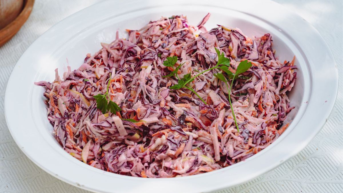 Colesław z czerwonej kapusty jest miłą odmianą dla mojej rodziny