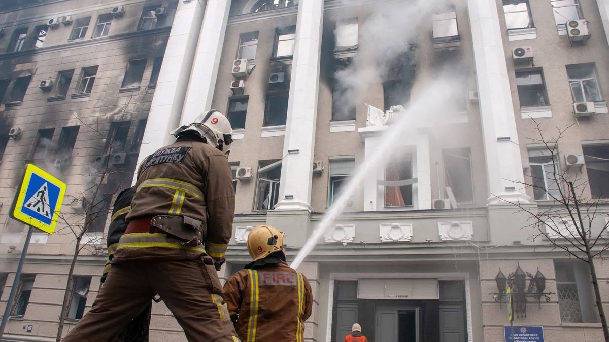 Na zdjęciu akcja gaszenia budynku przez strażaków w Chersoniu