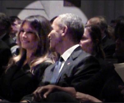 Melania Trump uśmiecha się do Baracka Obamy