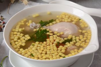 Żaden makaron i kluseczki. Do rosołu dorzucam serowe chrupki