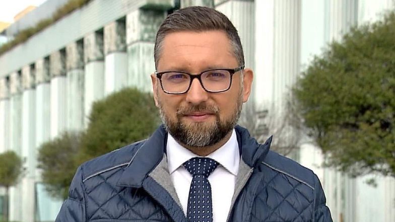 Dziennikarz "Faktów" TVN WZIĄŁ ŚLUB ze swoim partnerem. Nie zabrakło znanych gości (ZDJĘCIA)