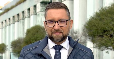 Dziennikarz "Faktów" TVN WZIĄŁ ŚLUB ze swoim partnerem. Nie zabrakło znanych gości (ZDJĘCIA)