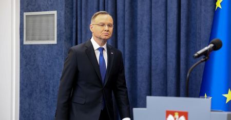 Duda podjął decyzję ws. skazanych polityków. Polacy w sondażu zabrali głos