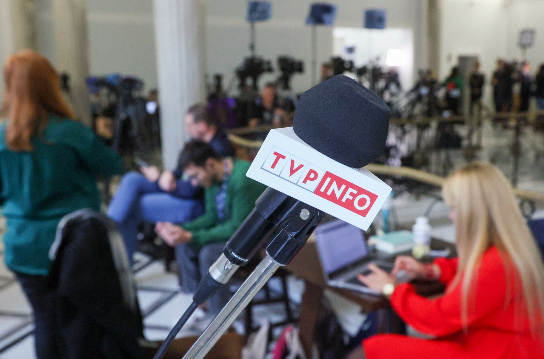 Nowy rząd Donalda Tuska może nie mieć wyboru i będzie musiał dosypać pieniędzy TVP
