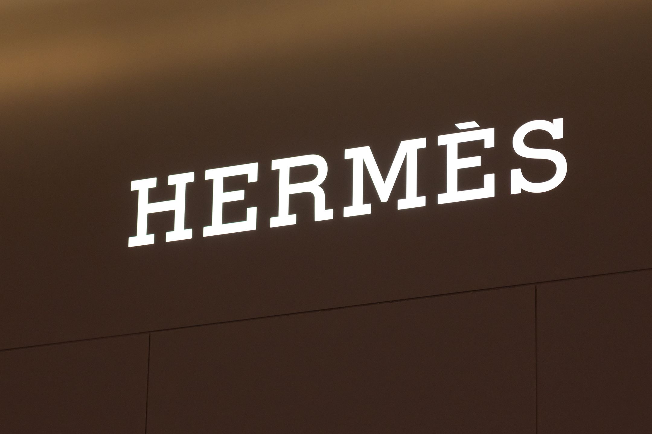 SHENZHEN, GUANGDONG, CHINA - 2019/10/05: French high fashion luxury goods manufacturer Hermès logo seen in Shenzhen. (Photo by Alex Tai/SOPA Images/LightRocket via Getty Images)
