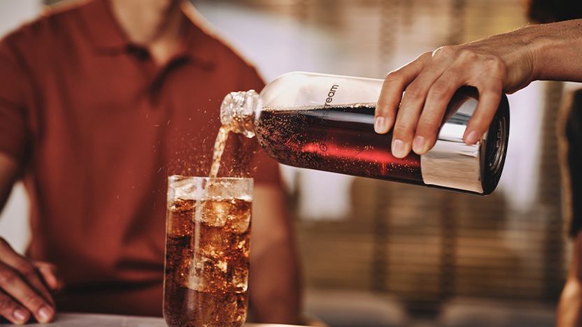 Nalewanie napoju gazowanego SodaStream do szklanki 