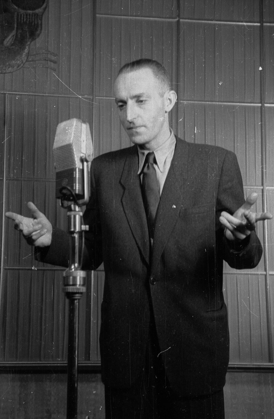 Pr�ba s�uchowiskaWarszawa, 1949-01. Pr�ba s�uchowiska w Polskim Radio. Nz. aktor i re�yser Kazimierz Rudzki.
Dok�adny dzie� wydarzenia nieustalony.

bk
PAP/Zbigniew Januszewski


Warsaw, Jan. 1949. A rehearsal of a Polish Radio drama. Pictured: actor and director Kazimierz Rudzki.  
msa
PAP
Zbigniew Januszewskiaktor, Kazimierz Rudzki, kazrudz, mikrofon, Polskie Radio, pr�ba, radiofonia, Rudzki, s�uchowisko, studio, studio radiowe, teatr