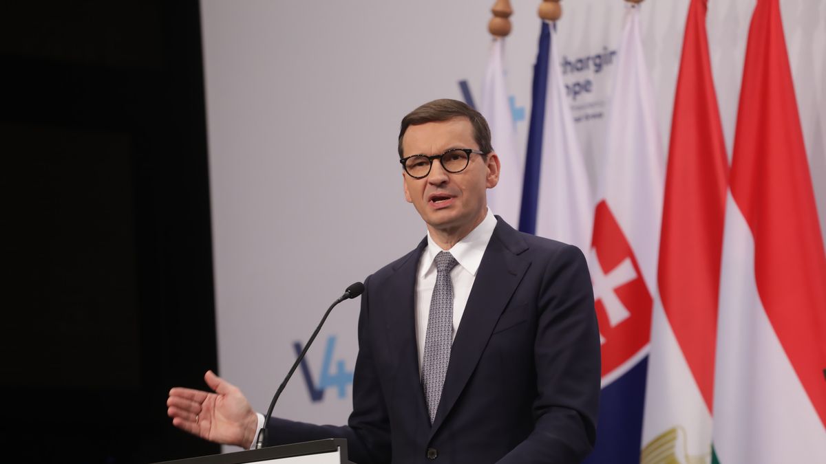 Budapeszt, Węgry, 12.10.2021. Premier RP Mateusz Morawiecki podczas konferencji prasowej w Budapeszcie, 12 bm. W stolicy Węgier odbywa się szczyt szefów rządów państw Grupy Wyszehradzkiej i prezydenta Arabskiej Republiki Egiptu. (mr) PAP/Albert Zawada