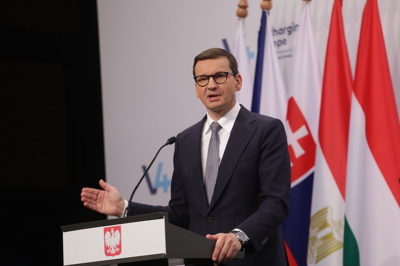 Premier RP Mateusz Morawiecki podczas konferencji prasowej w Budapeszcie 