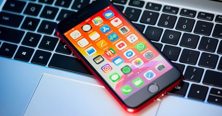 Analitycy sugerują szybki spadek ceny iPhone'a SE. Swój udział może mieć w tym Google