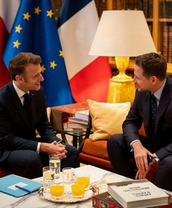 Macron z prezentem od Trzaskowskiego. "Niezwykły"