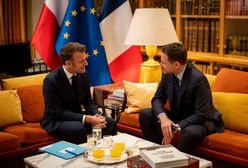 Macron z prezentem od Trzaskowskiego. "Niezwykły"