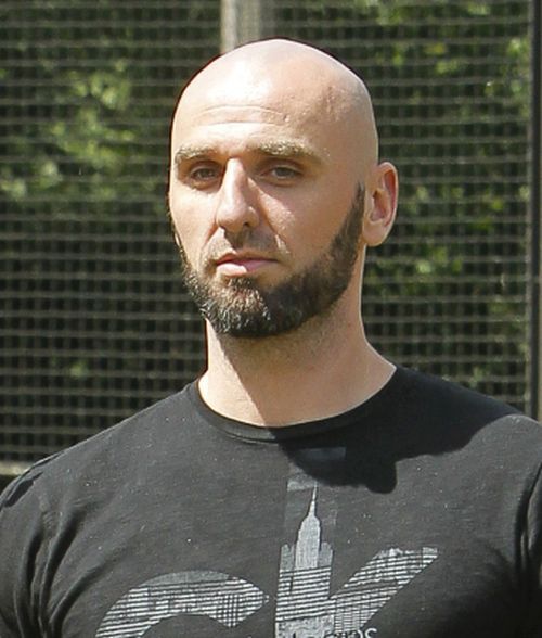 Marcin Gortat karmi żyrafę