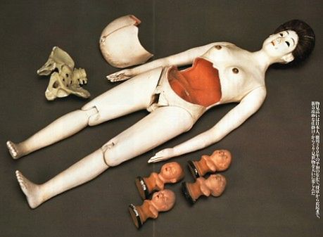 Bardzo realistyczna "lalka w ciąży" rodem z XIX-wiecznej Japonii
