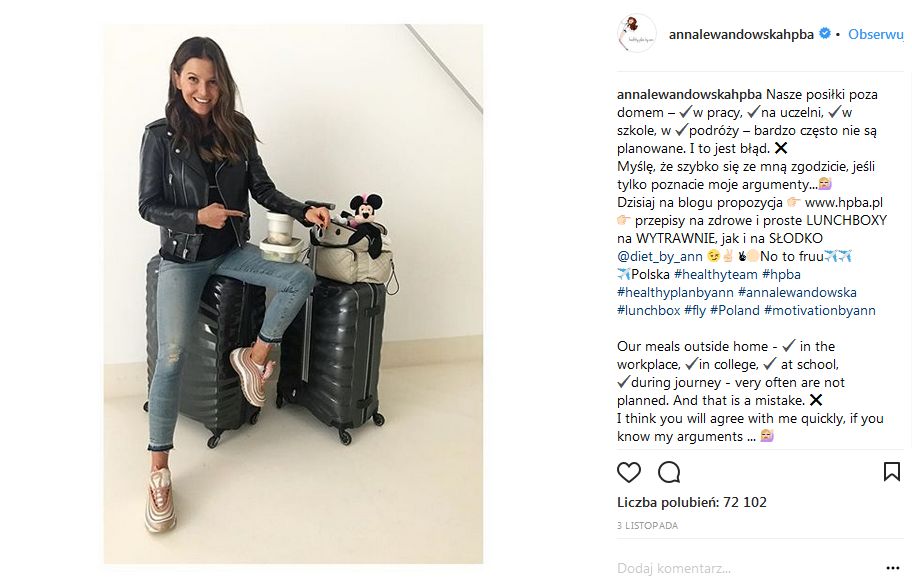 Anna Lewandowska dopasowała bladoróżowe buty sportowe do codziennej stylizacji